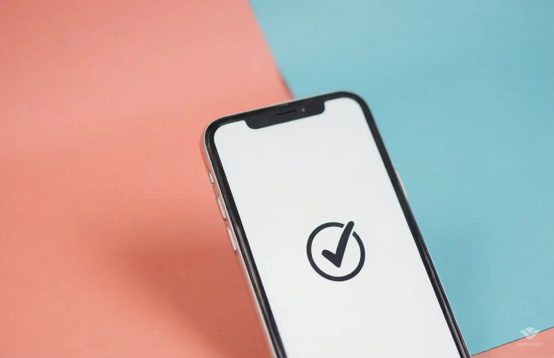 Een strakke, moderne foto van een smartphone met een voltooide enquête en een 'beloning'-icoon ernaast. De achtergrond is een eenvoudige, heldere kleurverloop, wat het gevoel van voldoening en beloningen benadrukt.